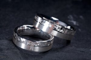 Ein Paar Trauringe in Silber